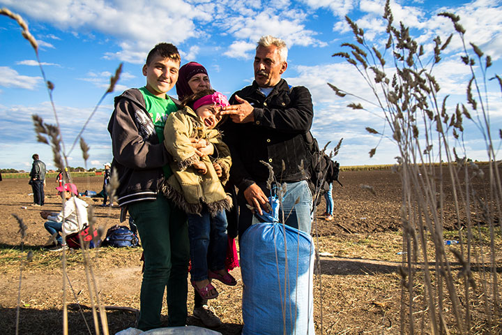 Ahmed Shaiah sammen med familien sin på grensen mellom Ungarn og Serbia.