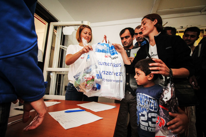 Internasjonale Kirkens Nødhjelp møter flyktningene i Europa med rent vann, tepper, hygieneutstyr og mat. Her fra en matutdeling i Ungarn.