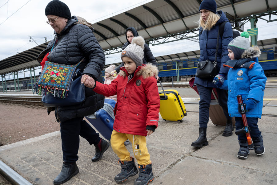 Mennesker i Ukraina som flykter for sine liv